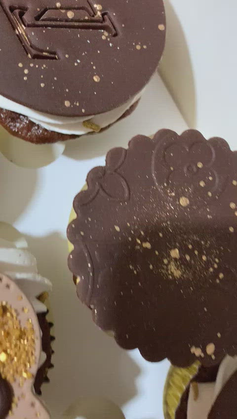 Cupcakes personalizados con nombre y temáticos.